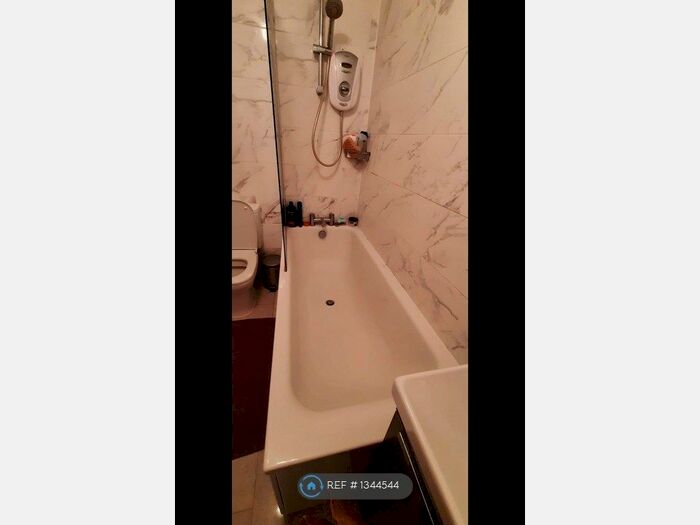 2 Bedroom Flat To Rent In Ranmore Court, London, SW20