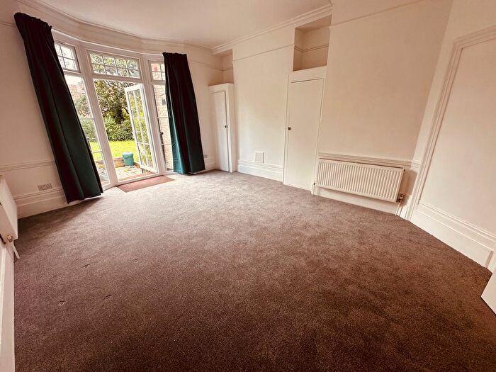 Studio To Rent In Grand Avenue, London, N10