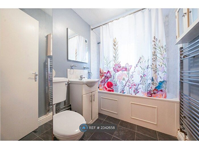 2 Bedroom Flat To Rent In Courtlands Close, Watford, WD24