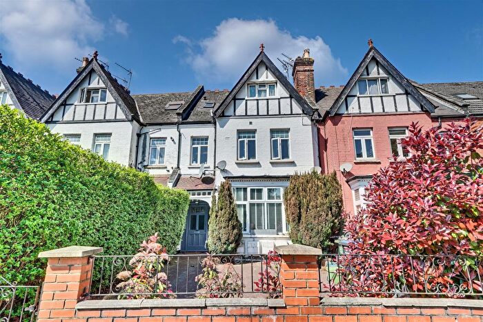 1 Bedroom Flat For Sale In Walm Lane, Brent, NW2