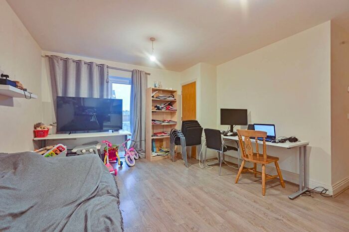 2 Bedroom Flat To Rent In Hagden Lane, Watford, WD18