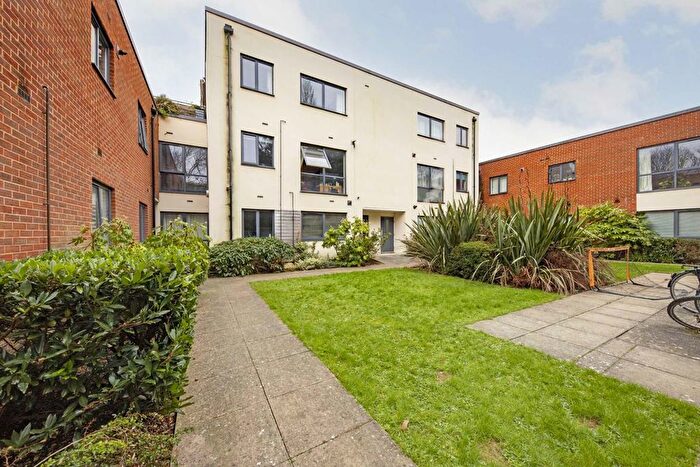 2 Bedroom Flat To Rent In Butler Farm Close, Richmond, TW10