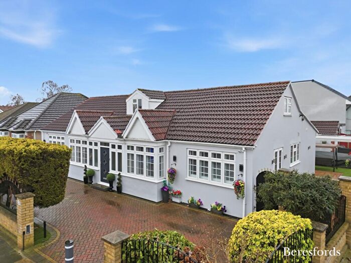 4 Bedroom Bungalow For Sale In Orchard Avenue, Rainham, RM13