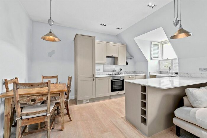 3 Bedroom Flat To Rent In Kings Road, Richmond, Uk, TW10