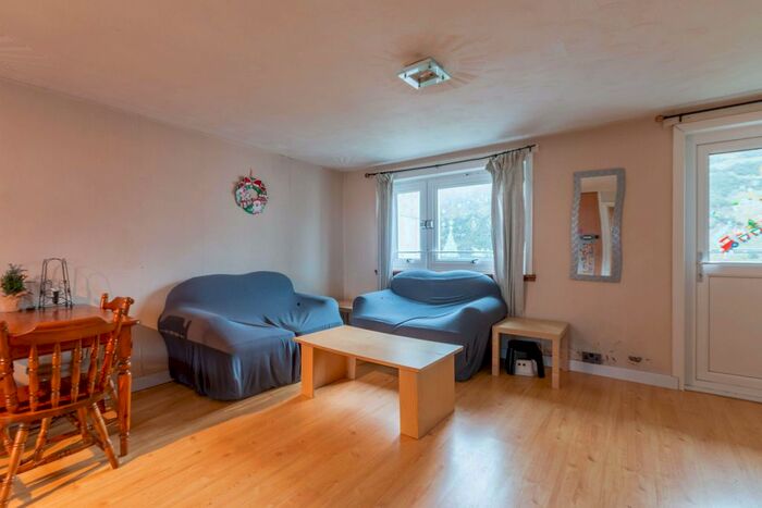 2 Bedroom Flat To Rent In Lochview Court, Edinburgh, EH8