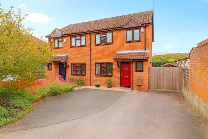 3 Bedroom Semi-Detached House For Sale In Dexter Close, Barton Hills, Luton, LU3