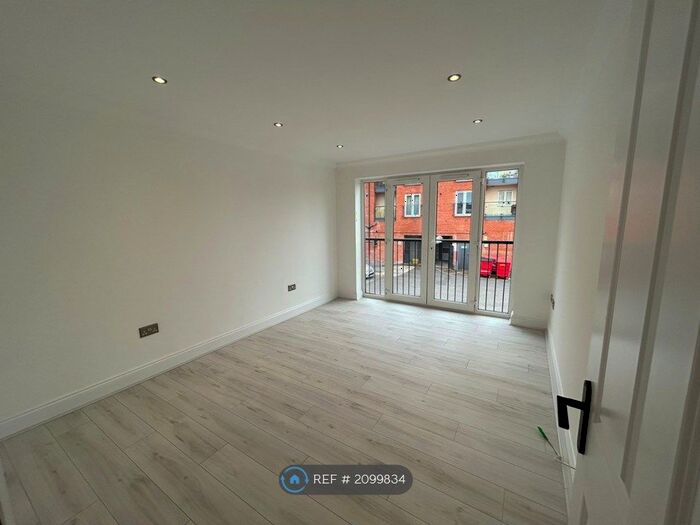 2 Bedroom Flat To Rent In Jade Court, Hoddesdon, EN11