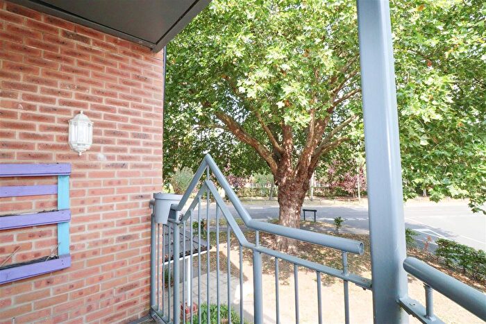2 Bedroom Flat For Sale In Deadbrook Lane, Aldershot, GU12