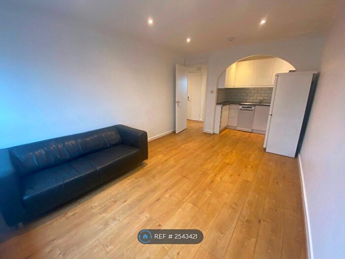 2 Bedroom Flat To Rent In Bartholomew Close, London, SW18