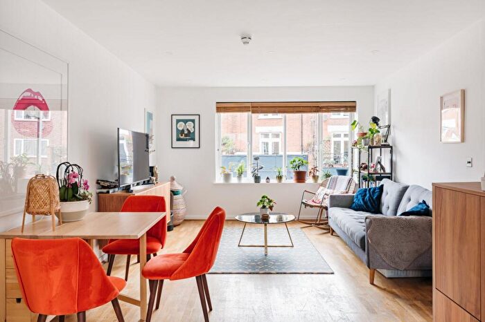 2 Bedroom Flat For Sale In Mount Pleasant Crescent, London, N4