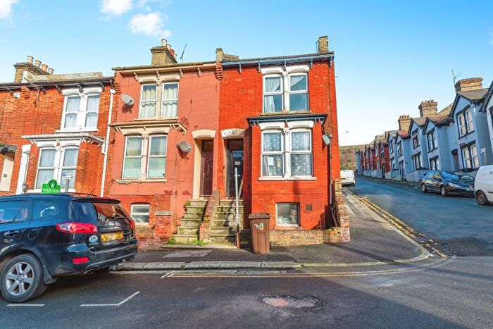 3 Bedroom End Terrace House For Sale In Hillside Road, Chatham, Kent, ME4