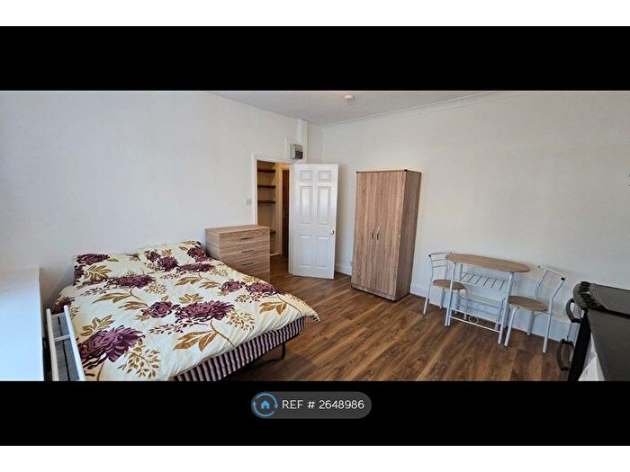 Studio To Rent In Green Lanes, London, N13