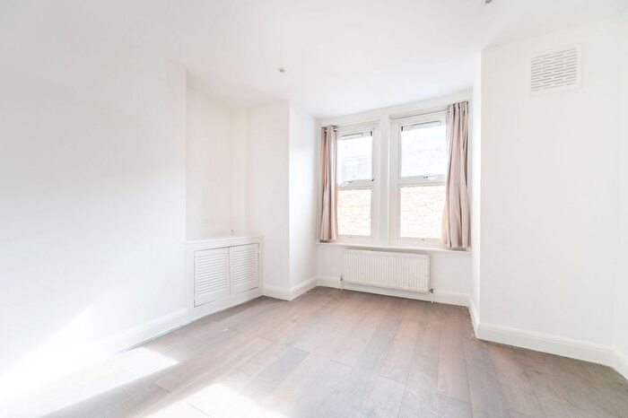 1 Bedroom Maisonette For Sale In Belton Road, Dollis Hill, London, NW2