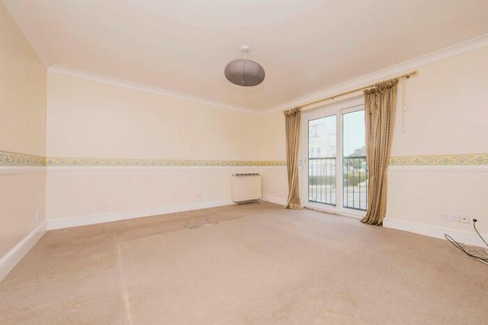 2 Bedroom Flat For Sale In Marine Parade East, Clacton-On-Sea, CO15