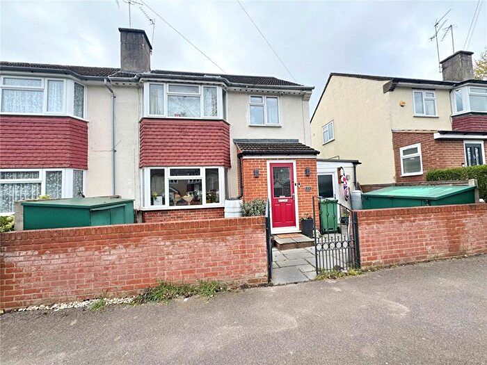 4 Bedroom Semi Detached House For Sale In Broomhill Road, Farnborough, Hampshire, GU14