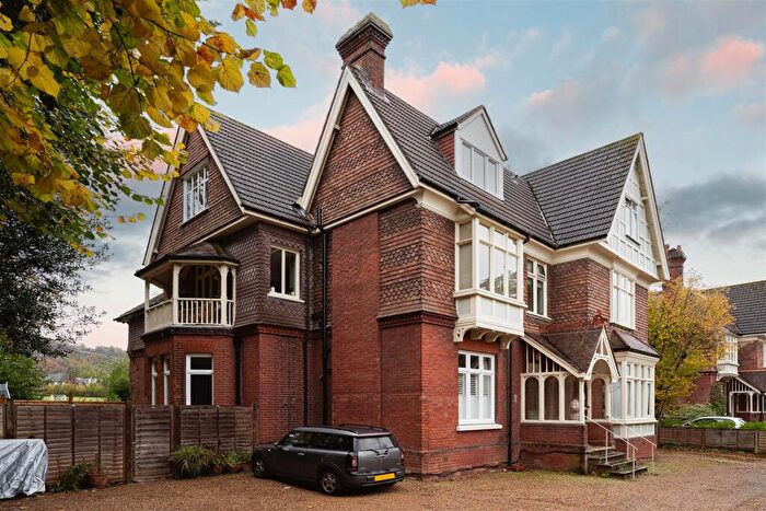 2 Bedroom Apartment For Sale In Somers Road, Reigate, RH2