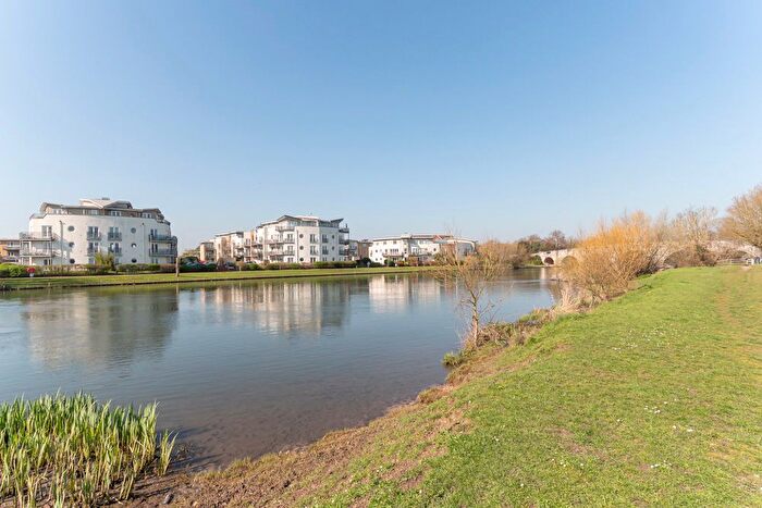 2 Bedroom Flat For Sale In Bridge Wharf, Chertsey, KT16