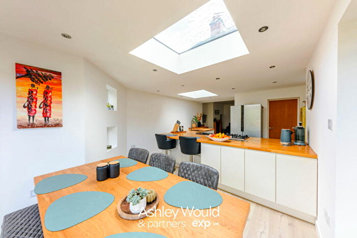 3 Bedroom Semi-Detached House For Sale In Shenstone Valley Road, Halesowen, B62