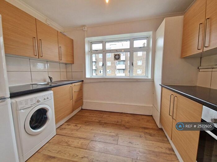 3 Bedroom Flat To Rent In Lowth Road, London, SE5