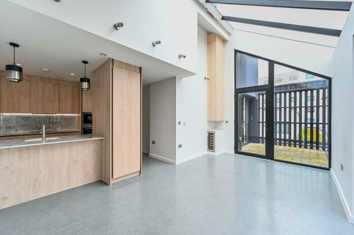 3 Bedroom Flat To Rent In Holmes Road, Kentish Town, London, NW5