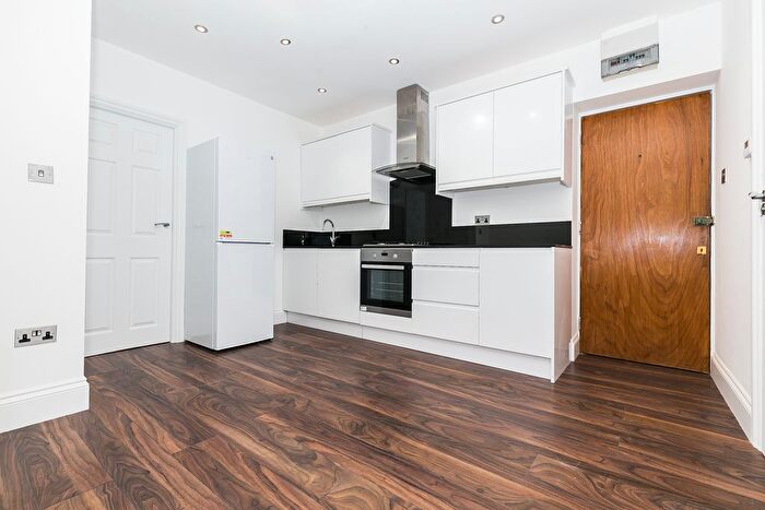 3 Bedroom Flat To Rent In Clapham Road, London, SW9