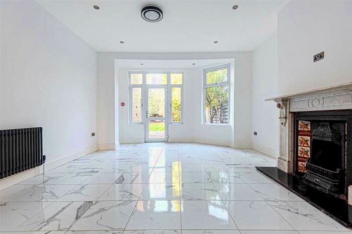 3 Bedroom Flat To Rent In Mitcham Park, Mitcham, Surrey, CR4