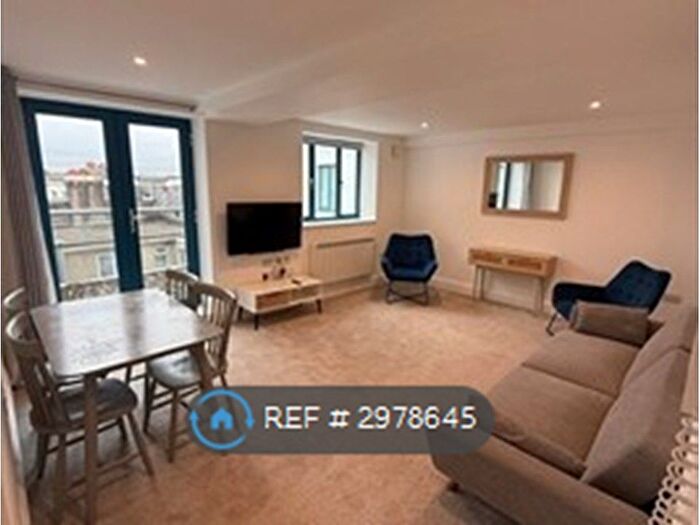2 Bedroom Flat To Rent In Queens Quay, Torquay, TQ1