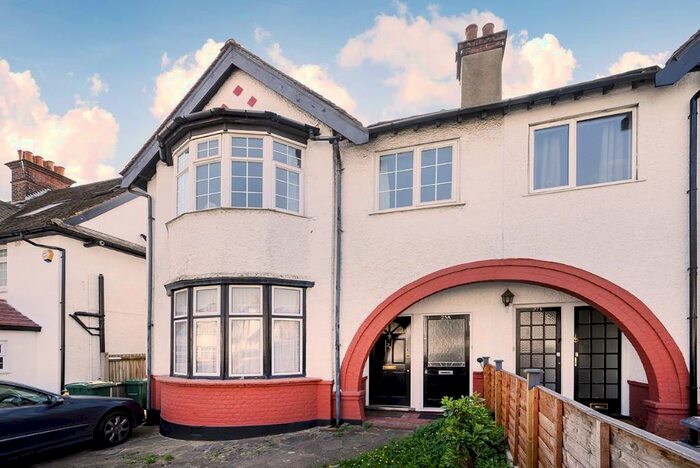 2 Bedroom Flat To Rent In Millway, London, NW7