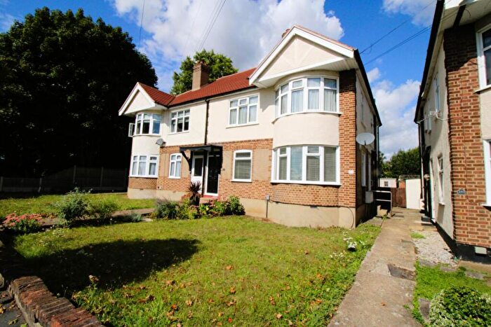 2 Bedroom Ground Maisonette For Sale In Granton Avenue, Upminster, Essex, RM14