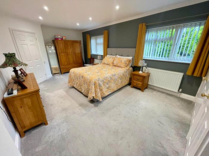 3 Bedroom Detached Bungalow For Sale In Mayfield Road, Luton, Bedfordshire, LU2