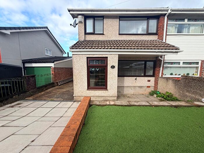 3 Bedroom Semi-Detached House For Sale In Pinecroft Avenue, Aberdare, CF44