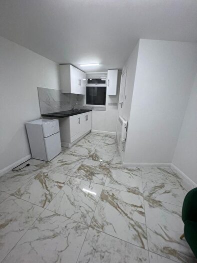 Studio To Rent In Lowlands Road, Aveley, RM15