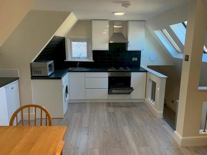 2 Bedroom Flat To Rent In Laitwood Road, London, SW12