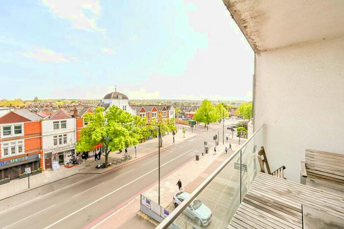 2 Bedroom Flat To Rent In Balham Hill, Clapham South, London, SW12