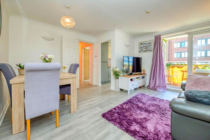 2 Bedroom Apartment For Sale In Grantley Heights, Kennet Side, RG1