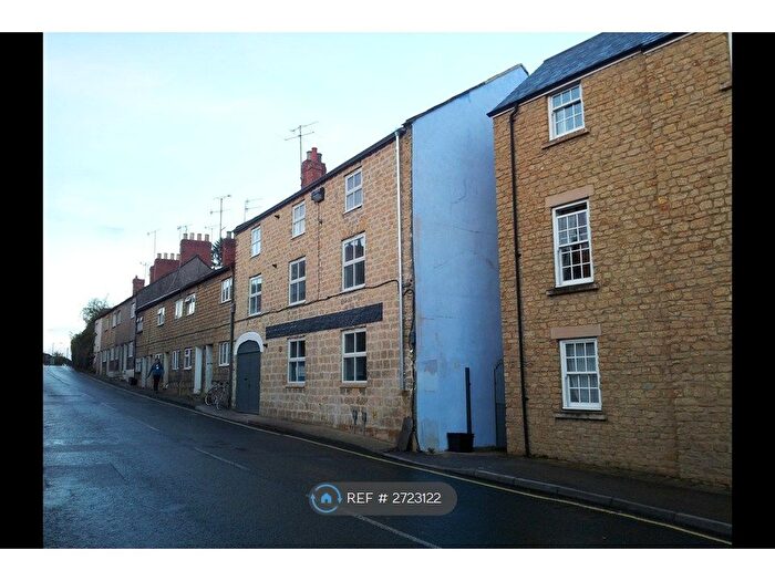 2 Bedroom Flat To Rent In The Antelope, Crewkerne, TA18