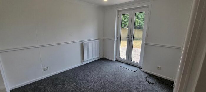 1 Bedroom Flat To Rent In Courtlands Way, Ravenhill, Swansea, SA5
