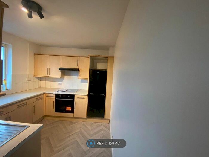 2 Bedroom Flat To Rent In Hook Road, Chessington, KT9