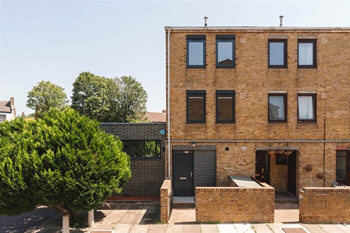 3 Bedroom Property For Sale In Lushington Terrace, Hackney, E8