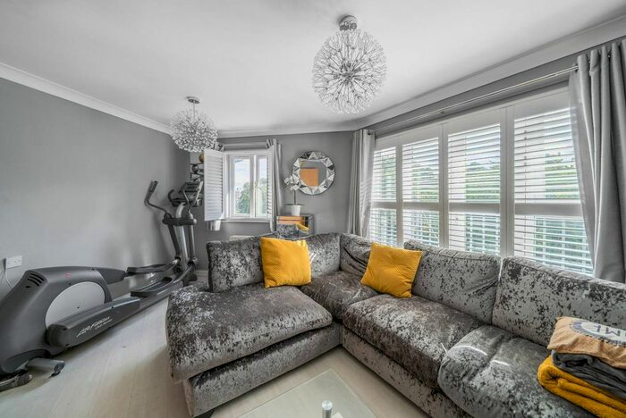 2 Bedroom Flat To Rent In Eastway, Hackney, London, E9