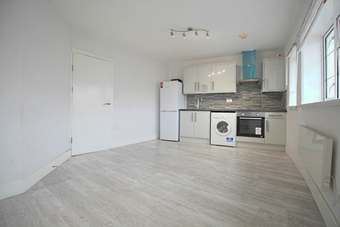 2 Bedroom Flat To Rent In Bellegrove Road, Welling, DA16