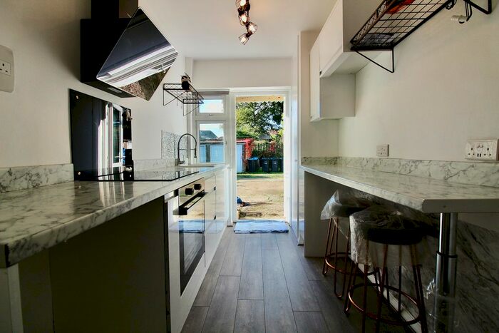 1 Bedroom Flat To Rent In Hoppers Road, London, N21