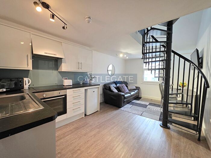 2 Bedroom Flat To Rent In New Street, Huddersfield, HD1