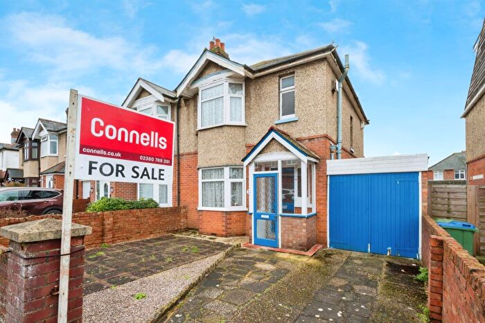 3 Bedroom Semi-Detached House For Sale In Stanton Road, Southampton, SO15