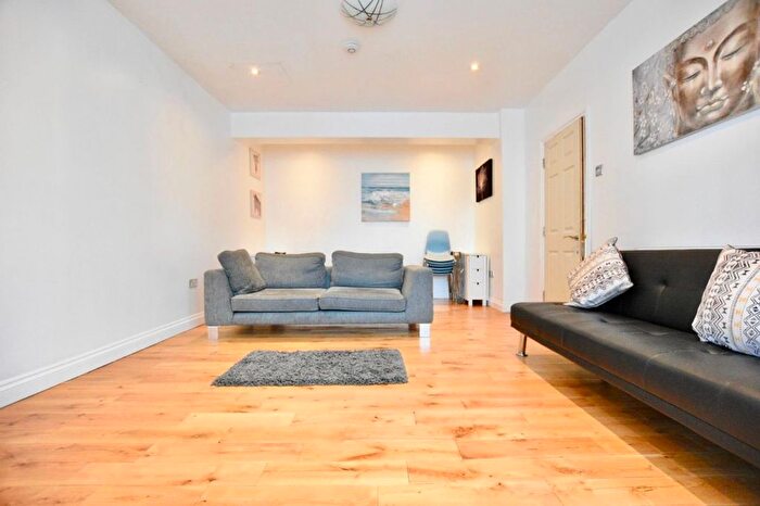 5 Bedroom Terraced House To Rent In Holland Park Avenue, Ilford, IG3