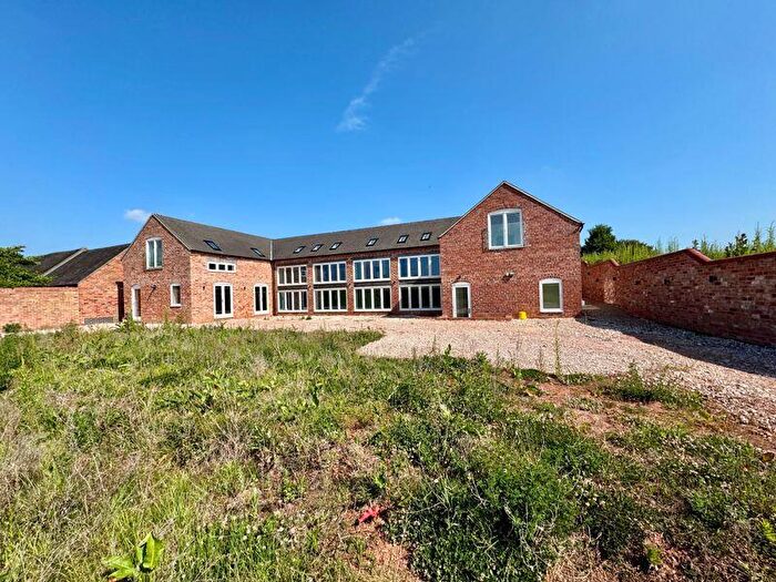 4 Bedroom Detached House For Sale In Drakelow Road, Swadlincote, DE12