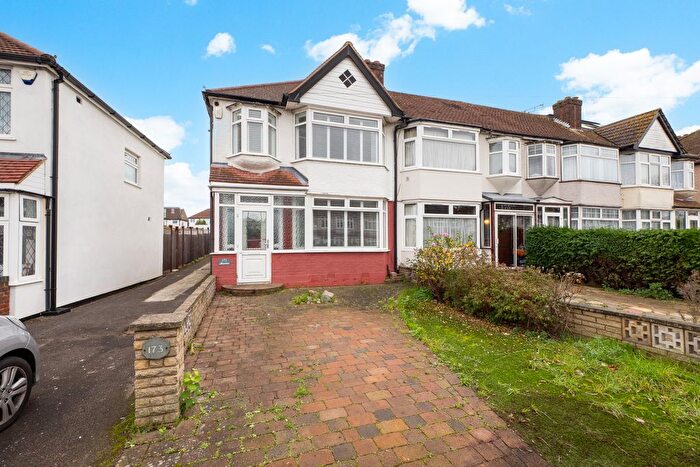 3 Bedroom Semi Detached House For Sale In Henley Avenue, Cheam, Sutton, SM3