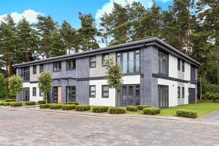 2 Bedroom Flat To Rent In Corunna Court, Wellington Business Park, Crowthorne, Berkshire, RG45