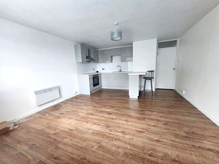 3 Bedroom Flat To Rent In South Norwood Hill, London, SE25