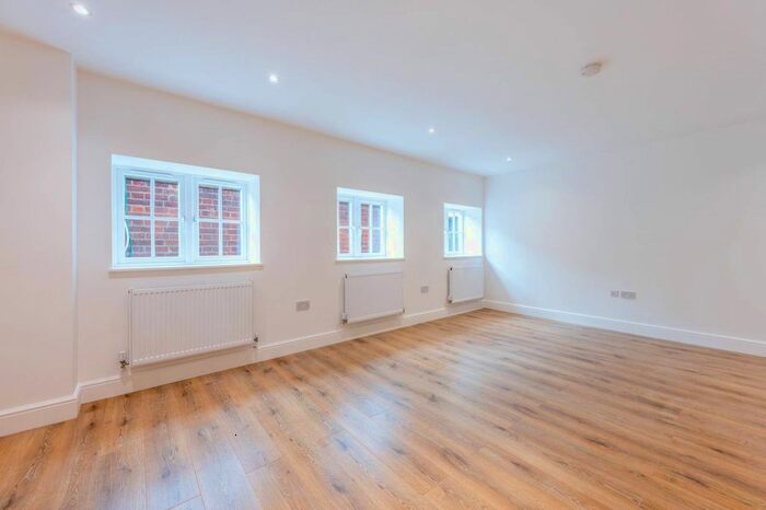 3 Bedroom Flat To Rent In High Street, Croydon, London, CR0
